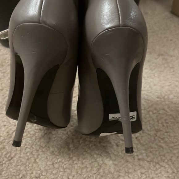 Grey leather pumps - Picture 3 of 4